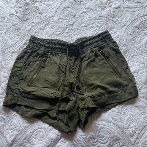 Green cargo mini-shorts